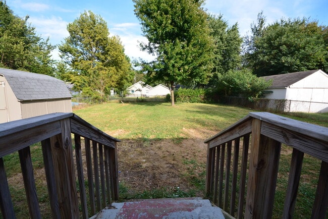 Building Photo - 3 Bedroom, 1 Bath totally fenced-in yard