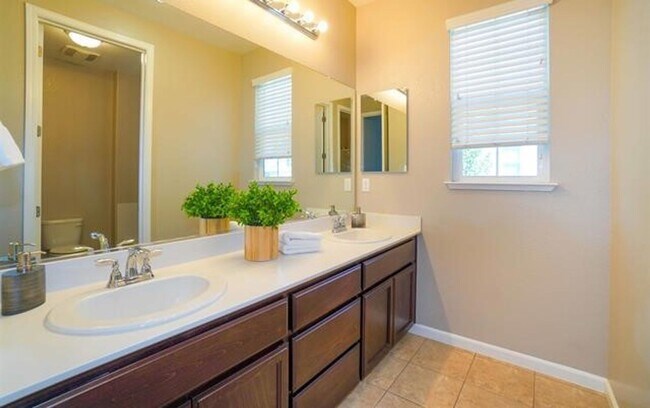 Building Photo - Charming Brentwood 4BD/3BA, Single-Family Home with 2 Car Garage!