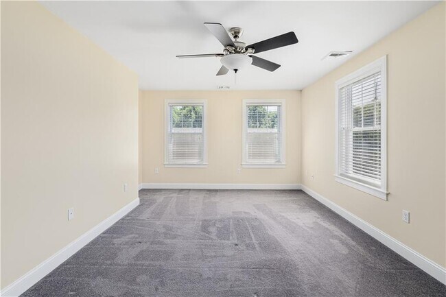 Building Photo - 20 Vanderbilt Ln
