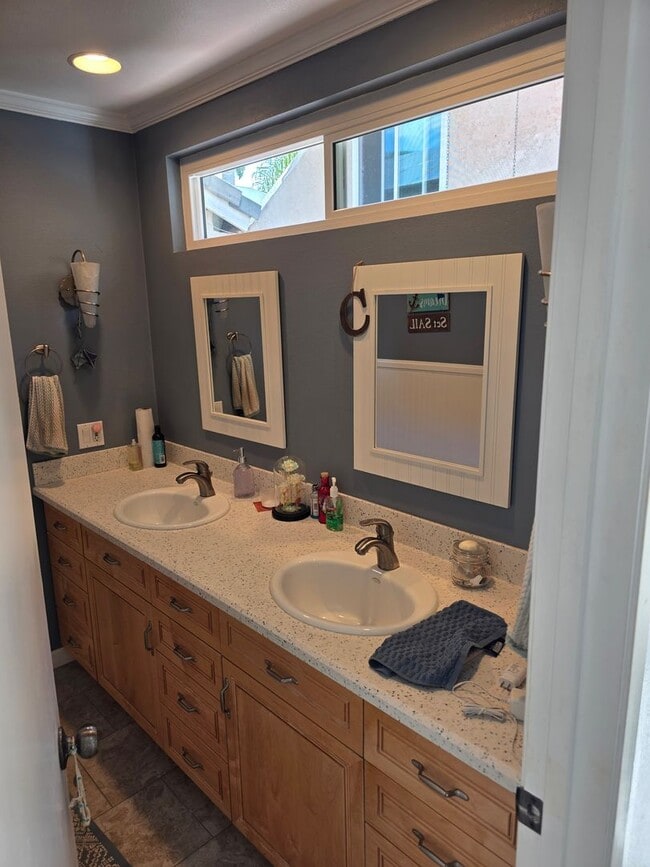Building Photo - Large 3 bedroom home in quiet neighborhood cul-de-sac with amazing views