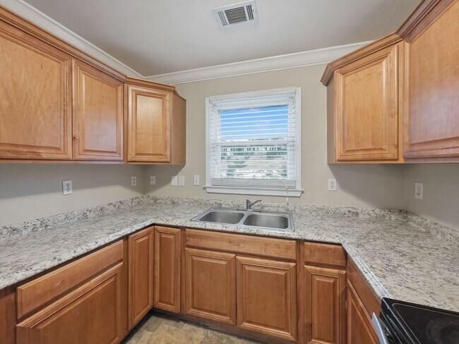 Building Photo - Fantastic 4 bedroom 2 bath home - Housing Vouchers Accepted