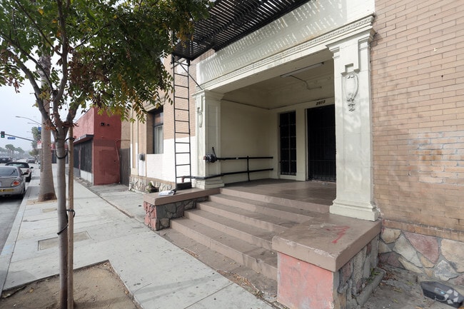 Building Photo - 2913 Flower St