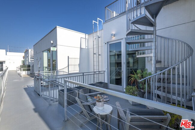 Building Photo - 1345 Havenhurst Dr