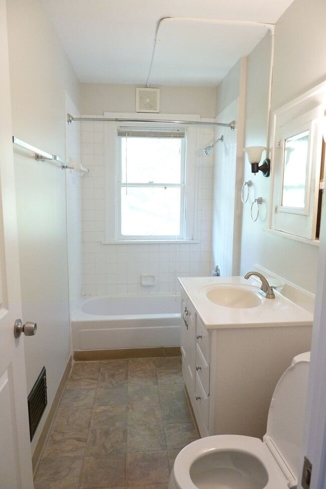 Building Photo - Bright 3BR Unit + Off-Street Parking + Balcony Near Capital University