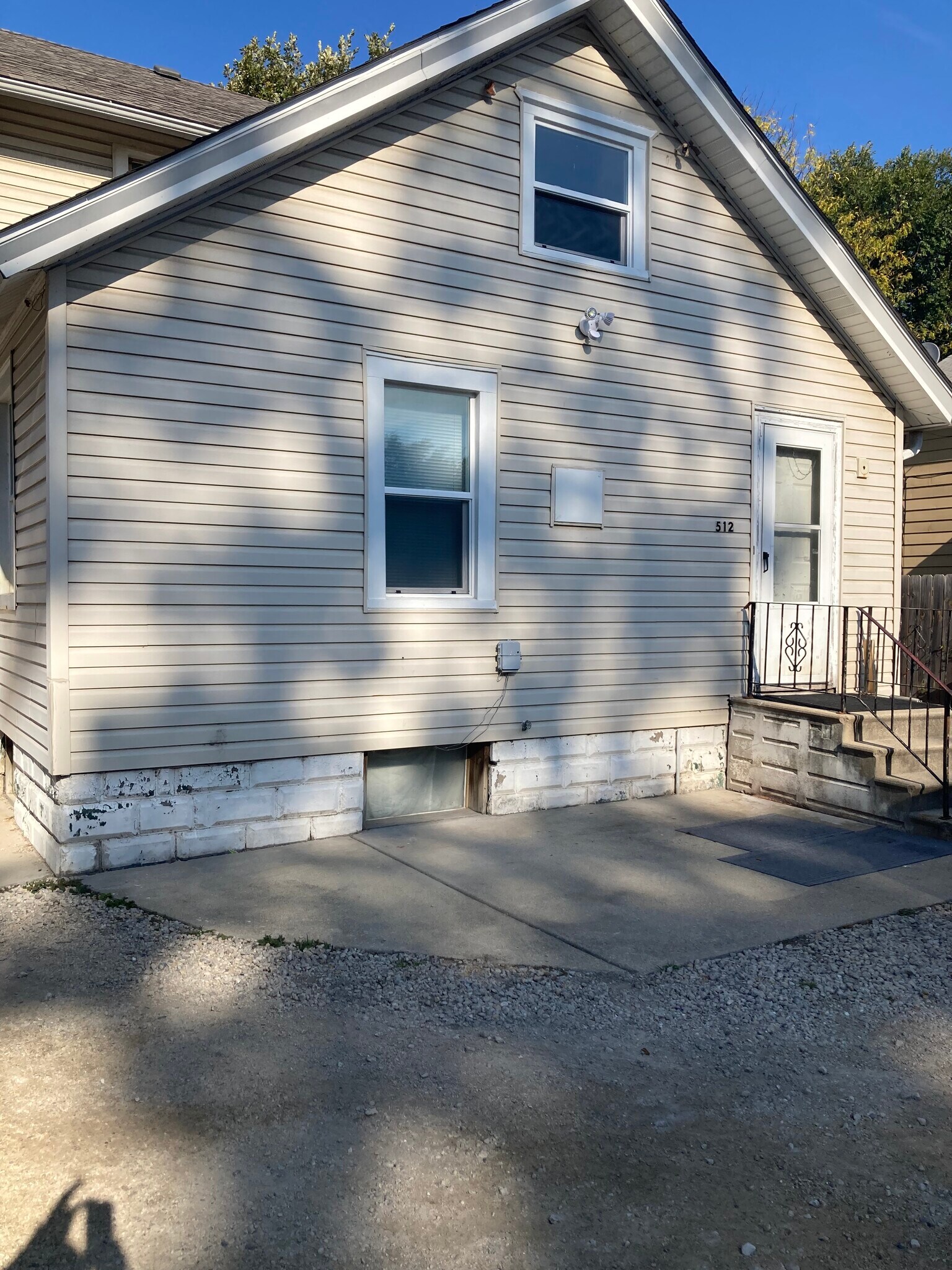 Patio outside with dedicated parking space - 512 S Broadway