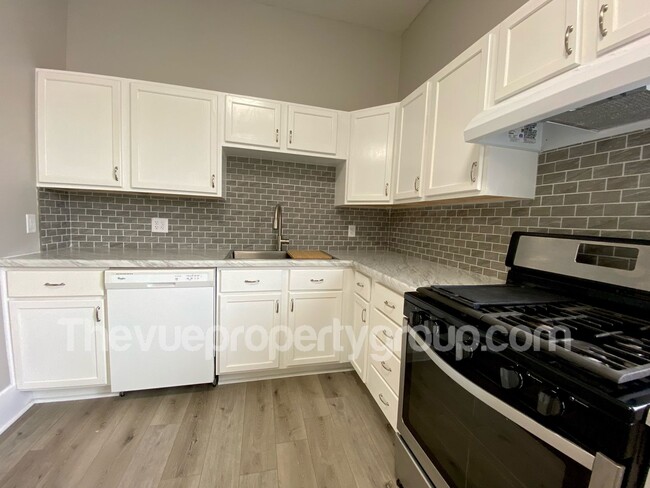 Building Photo - Fully Remodeled 2 bedroom Beauty with Spac...