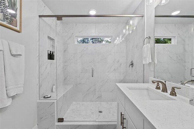 Building Photo - 813 Coleman St SW