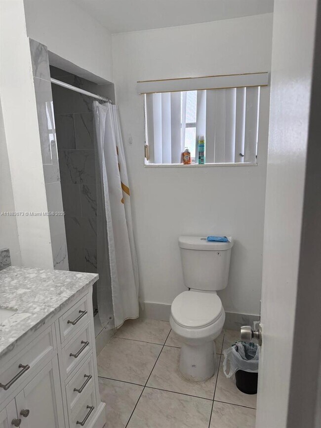 Building Photo - 826 SW 12th Ct