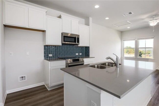 Building Photo - 16811 Radiant Dr