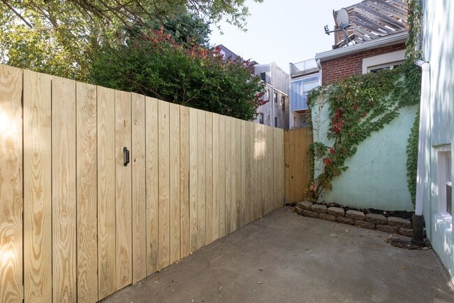 Building Photo - Newly Renovated Home Northern Liberties