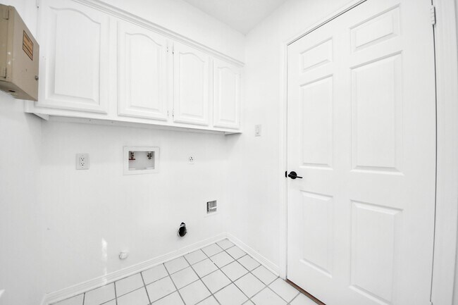 Building Photo - 15919 Lake Lodge Dr