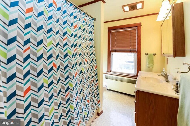 Building Photo - 128 Oak St