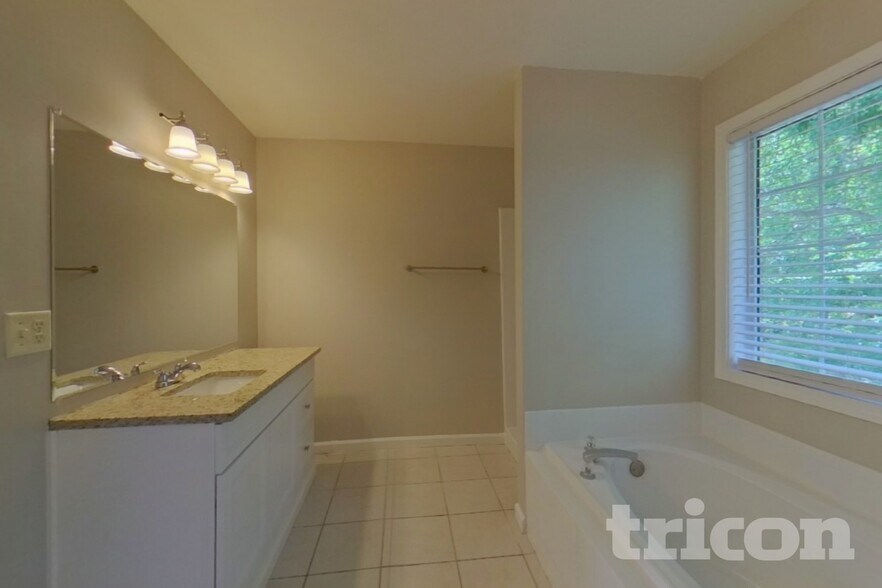 Building Photo - 12264 Crestwood Ct
