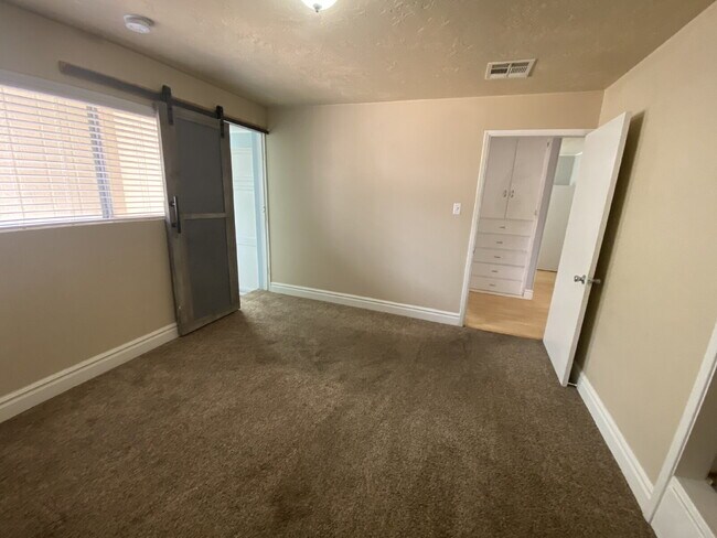 Building Photo - "Spacious 2-Bed, 2-Bath Townhome in Saint George"