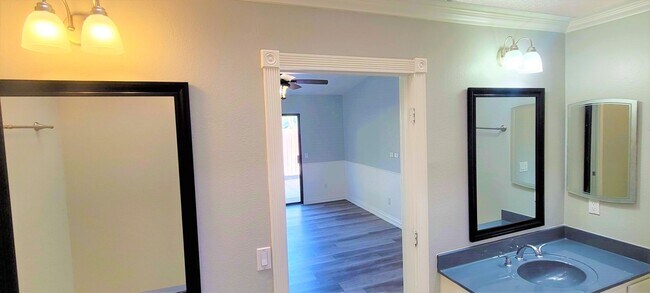 Building Photo - Single Story House in Beautiful Gated Comm...