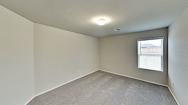 Building Photo - Very Nice 3 Bedroom 2 Bath Home in Yukon S...
