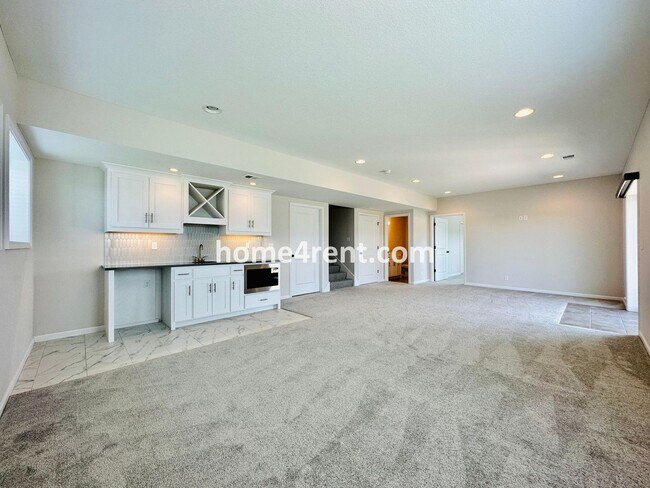 Building Photo - Exceptional Olathe Home in the Cedar Creek Subdivision w/ Wood Floors and a Finished Basment!