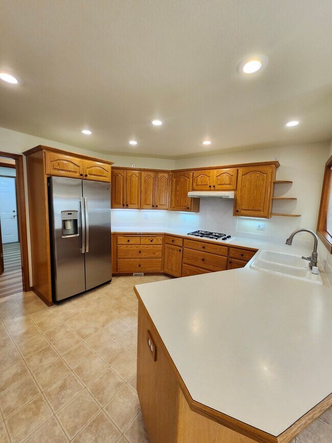 Building Photo - New Listing in a Beautiful Location in a Golf Community