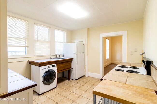 Building Photo - 24 Riberia St