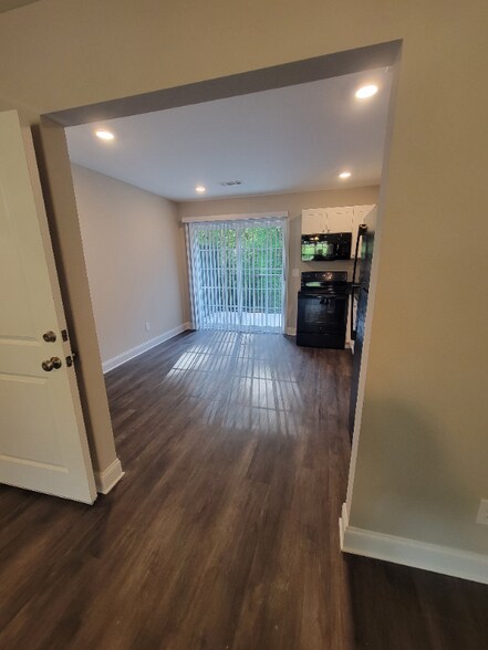 Building Photo - 283 N Warren St