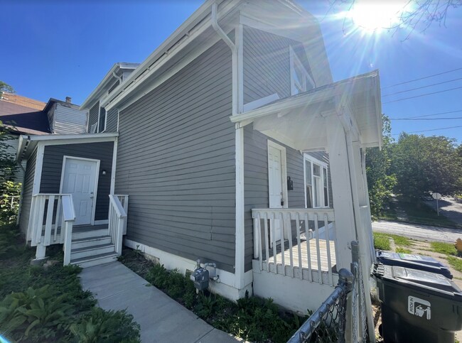 Primary Photo - 702 W 7th St