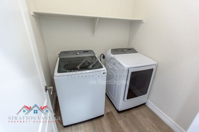 Building Photo - 661 E Julian Dr