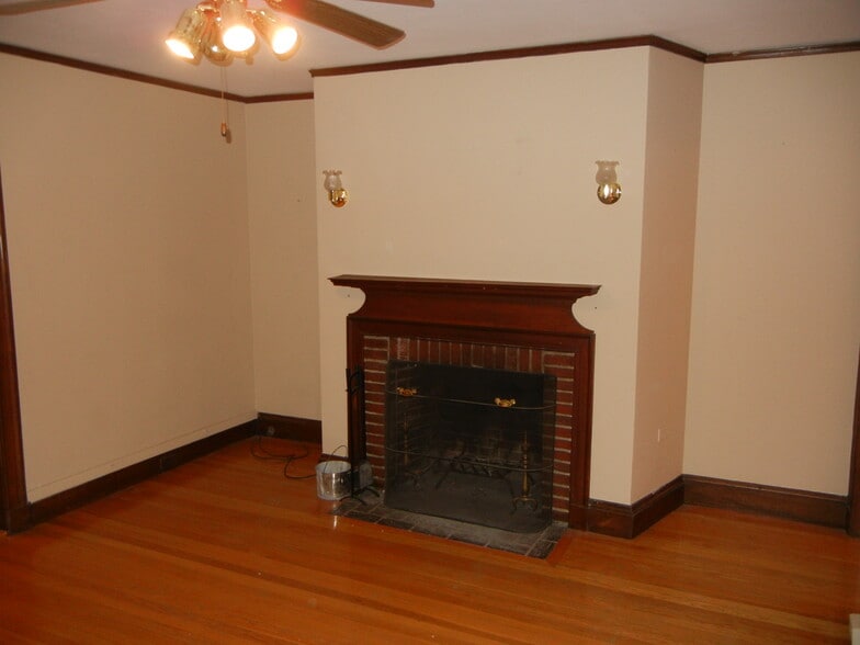 Building Photo - 298 Main St