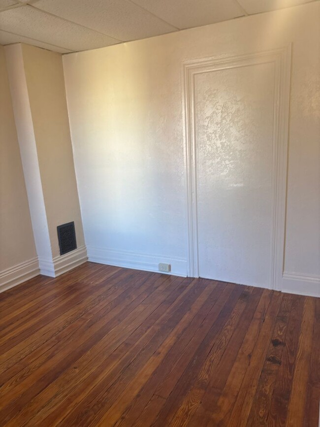 Building Photo - 3 Bedroom 1 Bath 2nd/3rd Floor Apartment-York City SD