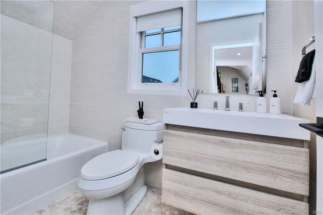 Building Photo - 18 Danbury Ave