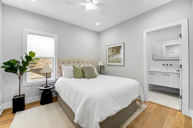 Building Photo - 4721 W Warwick Ave