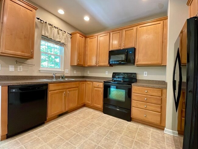 Building Photo - 1011 Sophomore Ct
