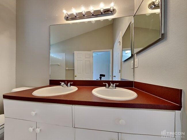 Building Photo - 24633 Laurel Ridge Dr