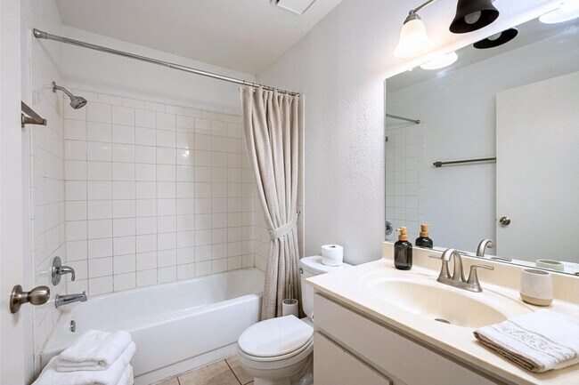 Building Photo - 719 W 1st Ave