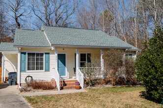 Building Photo - Cozy 3 bedroom home with spacious fenced backyard!