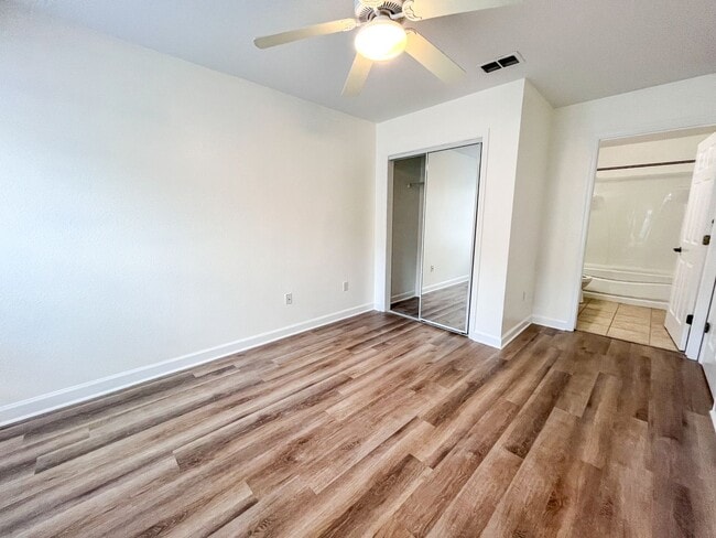 Building Photo - Oxford Terrace Phase I: 4/4 luxury apartment just 3 blocks from UF & 1 block from Sorority Row. L...