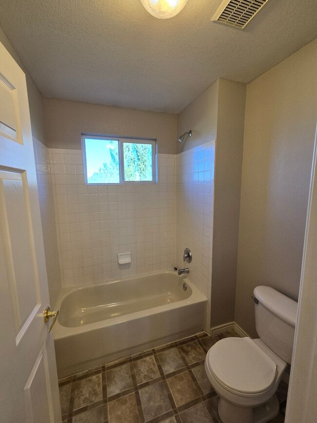 Building Photo - Large 4 bed with study and loft  in Vista Pointe