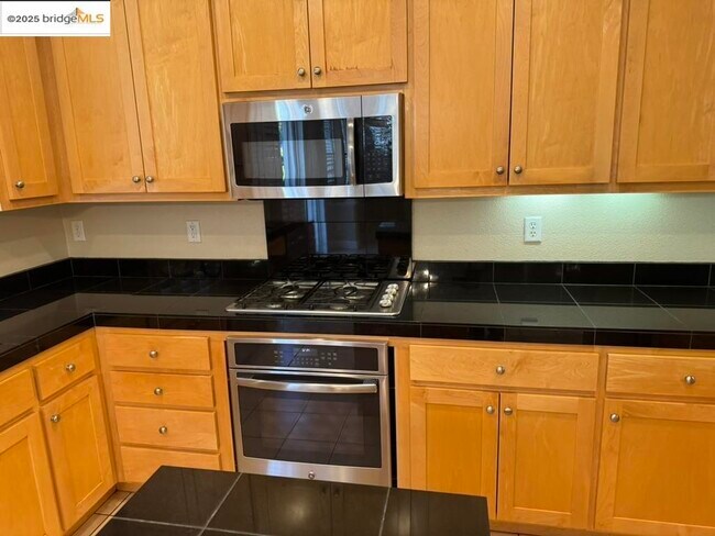 Building Photo - 203 Seaview Dr