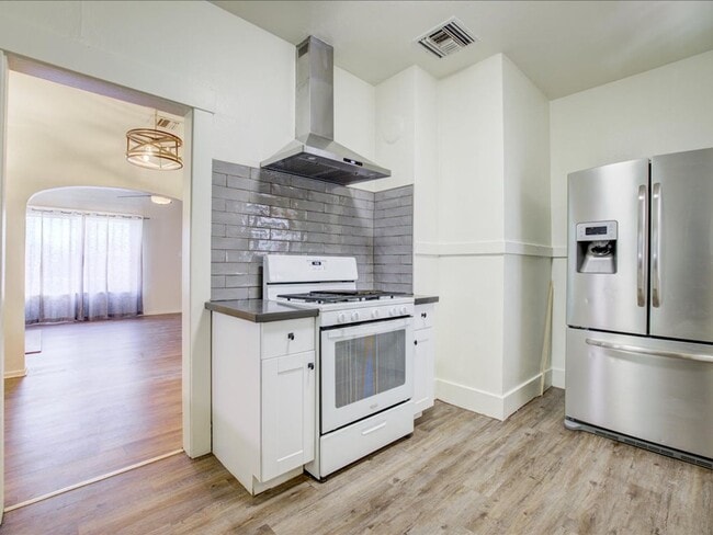 Building Photo - Cozy & Stylish 2-Bedroom Home with Spacious Backyard!  WATER, TRASH AND SEWER INCLUDED!!!!!