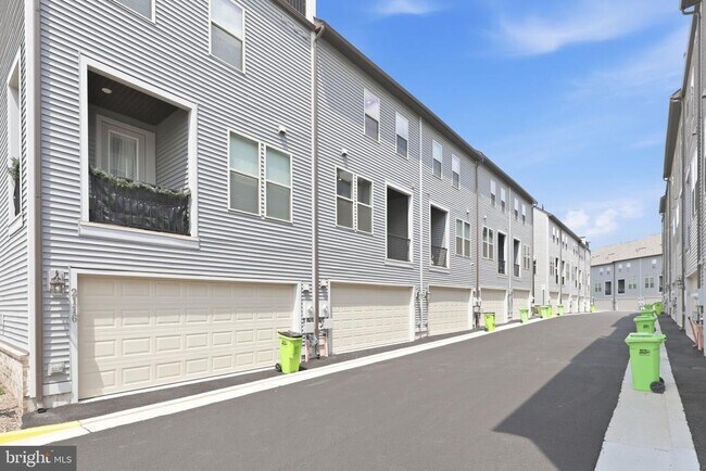 Building Photo - 2118 Acadia Rd