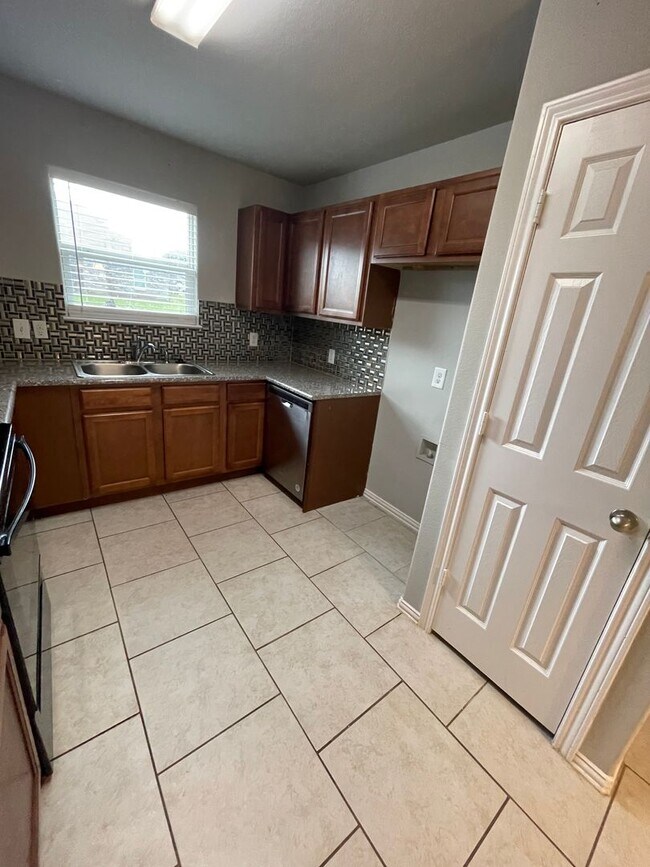 Building Photo - 1101 Parkview Dr