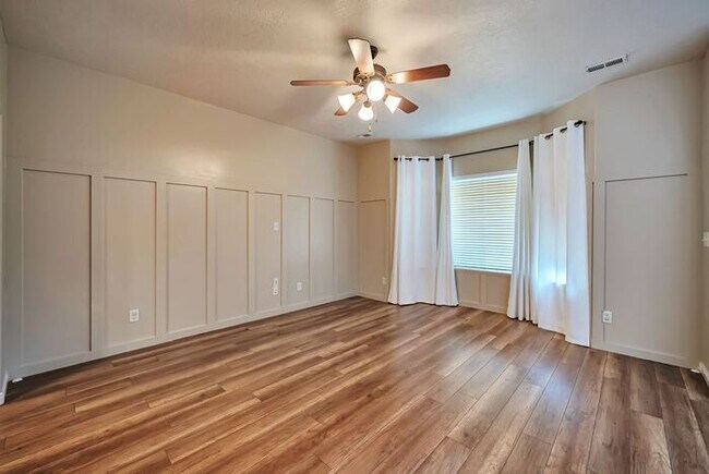 Building Photo - Beautiful Riverton Townhome in Gated Community w 1 car garage attached