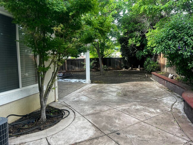 Building Photo - Large, Beautiful Shadow Lakes Home in Court Location