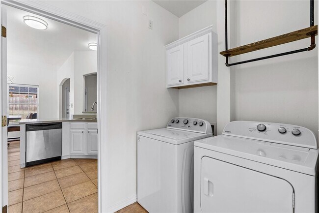 Building Photo - 421 Kate Dr