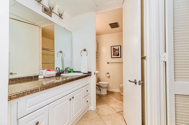 Building Photo - 6526 Ocean Crest Dr
