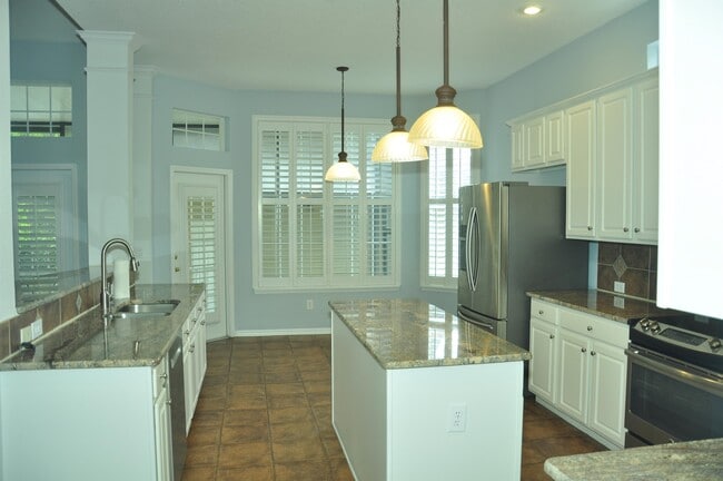 Building Photo - 607 Nadina Pl