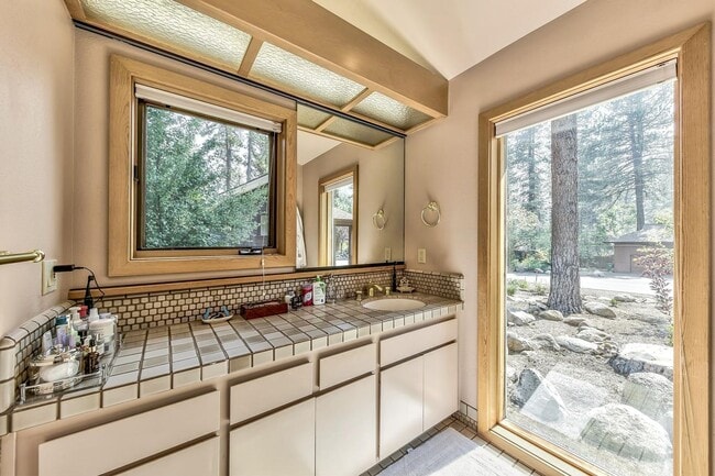 Building Photo - Perfect Location