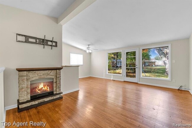 Building Photo - 881 Brooklawn Dr