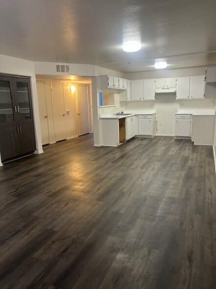 Building Photo - 13915 Oxnard St