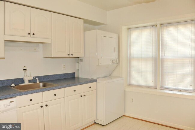 Building Photo - 6533 Yadkin Ct