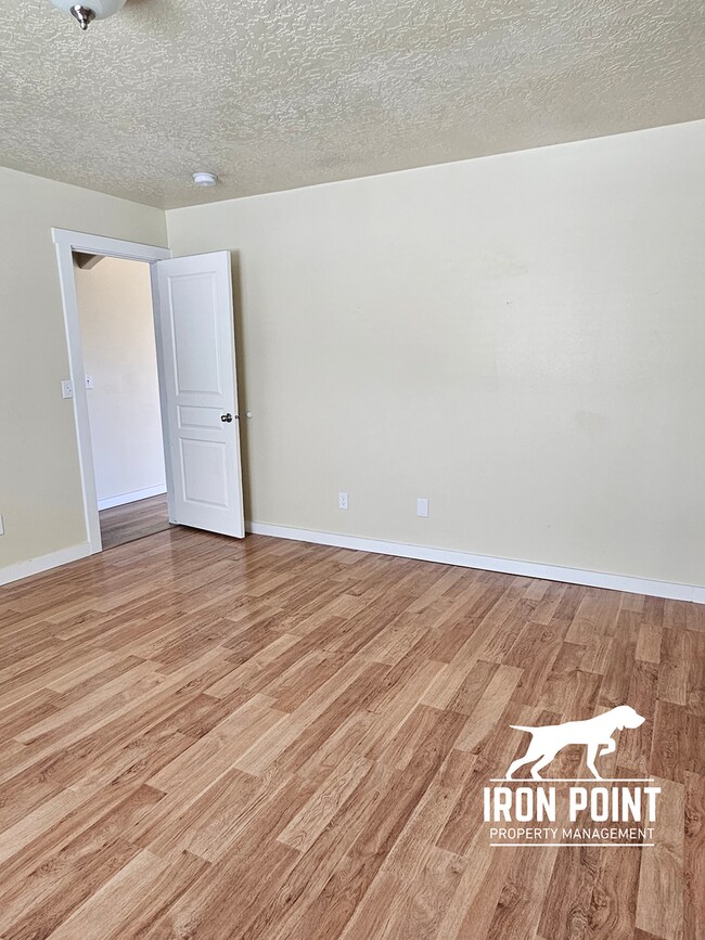 Building Photo - 3bed/2bath w/3 car garage, upstairs bonus room, vaulted ceilings, & fenced yard.